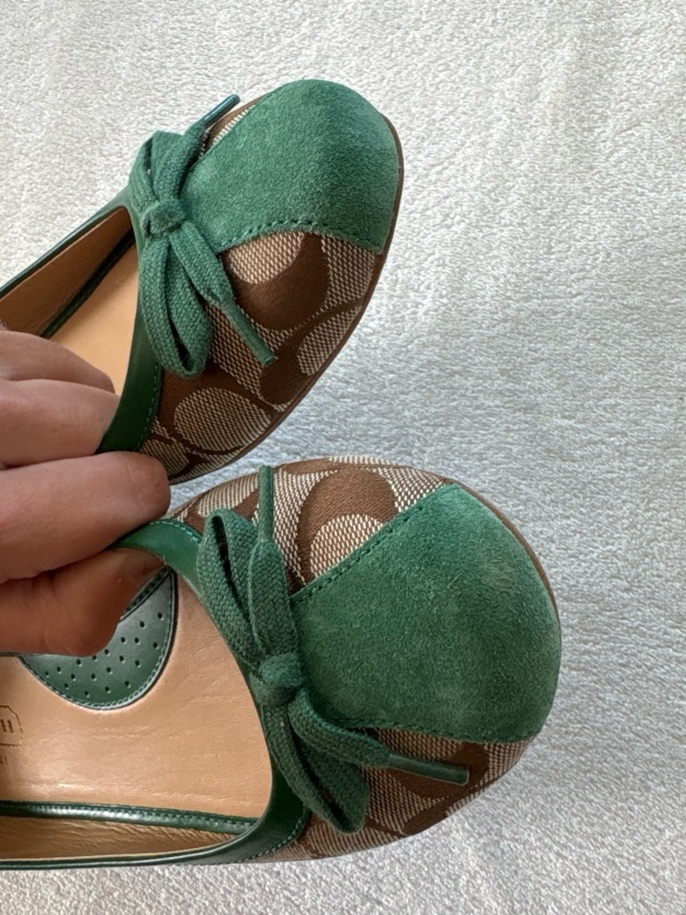 LIKE NEW/NEW Coach Tillie Green Tan Ballet Bow Flats Size 8.5 - Picture 5 of 7